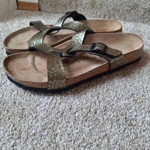 NWOT Birki's Gold Textured Slide. Womens size 9 Read description.